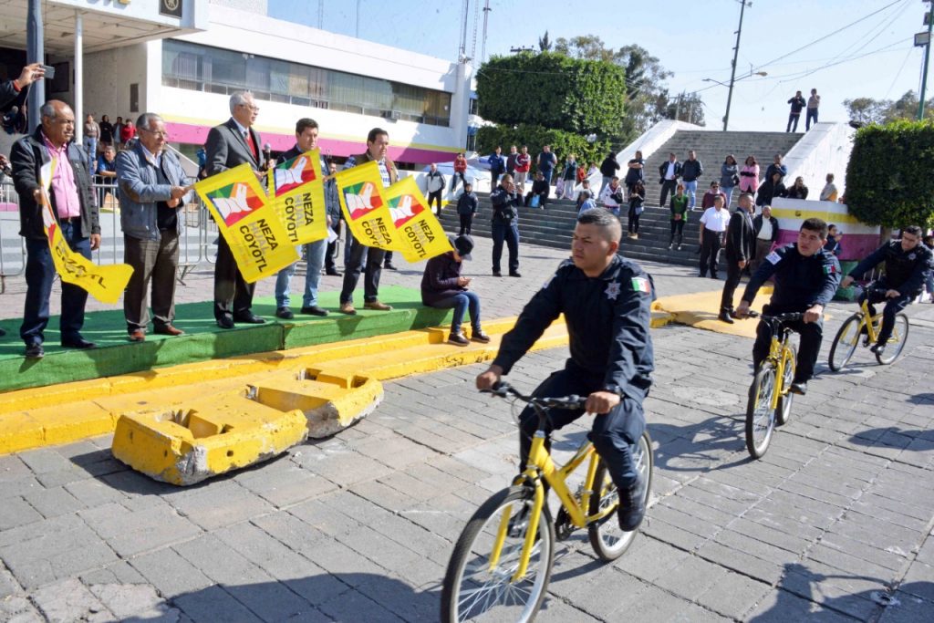 Como medida preventiva ante el desabasto de gasolina en el Valle de México, policías de Neza realizan patrullajes y vigilancia en bicicletas
