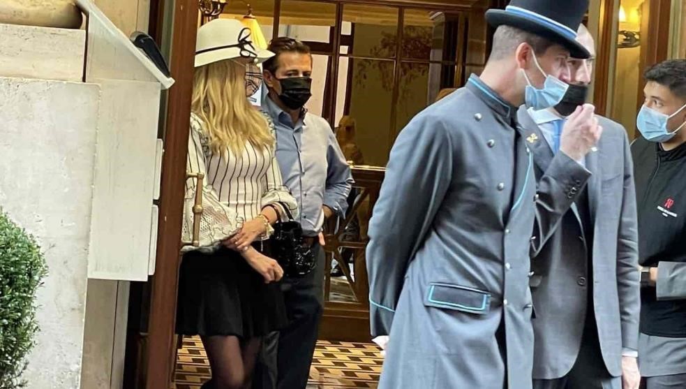 Captan a Peña Nieto saliendo de un hotel de lujo en Roma y mujer le grita “ratero”