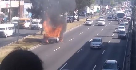 Camineta se incendia en Calzada Ignacio Zaragoza, en Iztapalapa, CDMX