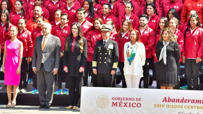 AMLO abandera a la delegación mexicana para Juegos Centroamericanos: “Les adelanto que van a tener un apoyo, una recompensa”