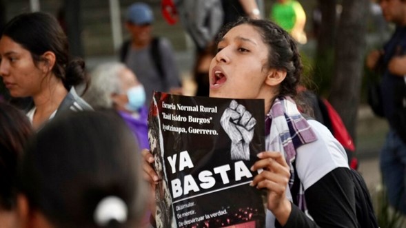 Marchan en CDMX a 9 años del caso Ayotzinapa