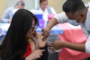 Alerta epidemiológica en CDMX: Alta demanda colapsa puntos de vacunación en Bellas Artes y Reforma